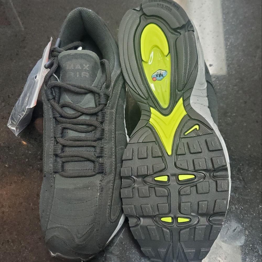 Nike Air Max Men's Black Sneaker Size 7